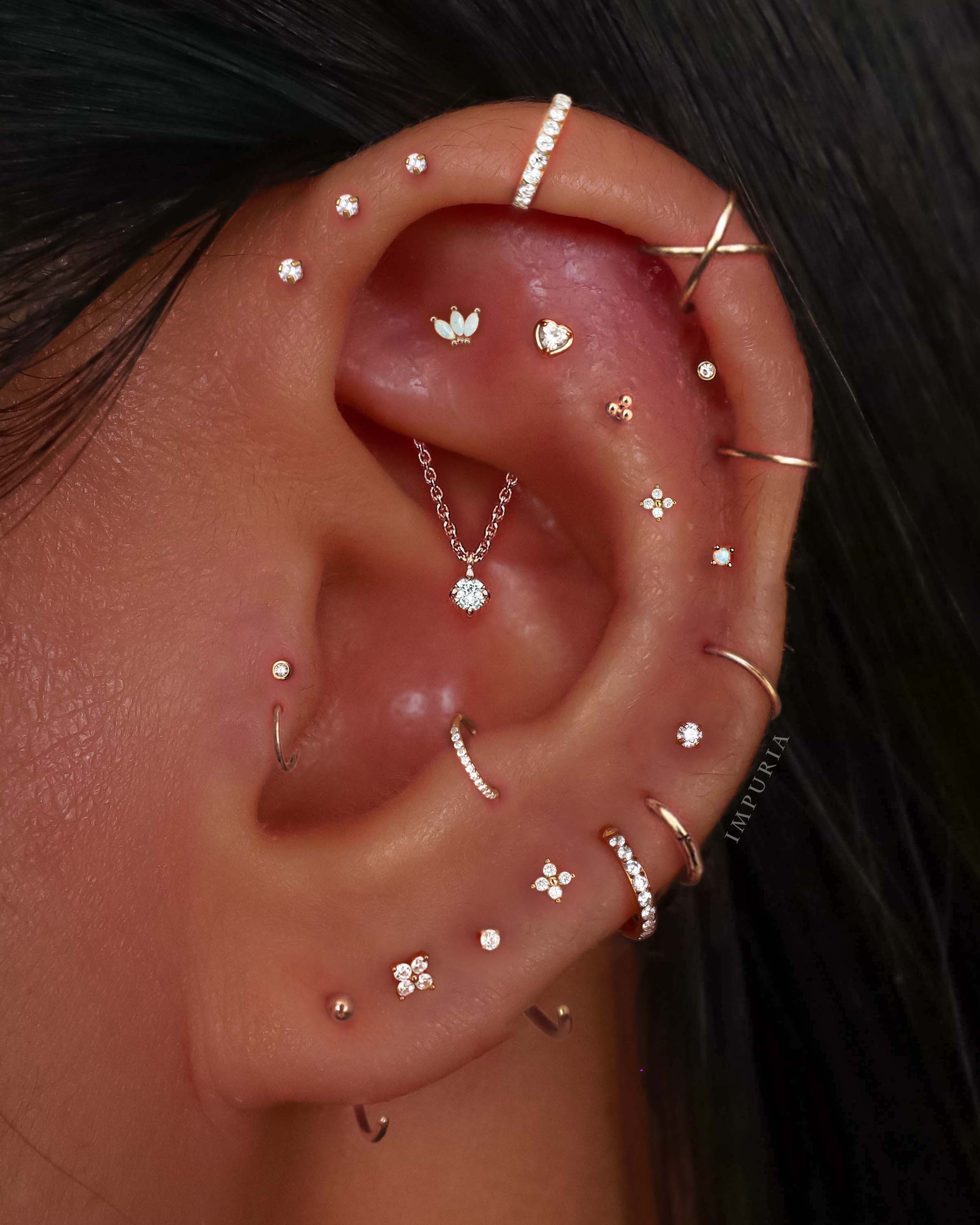 Edgy Beautiful Multiple Tiny Stacked Ear Piercing Curation Ideas for Women - Ideas para perforar la oreja para mujeres - www.Impuria.com #earpiercings