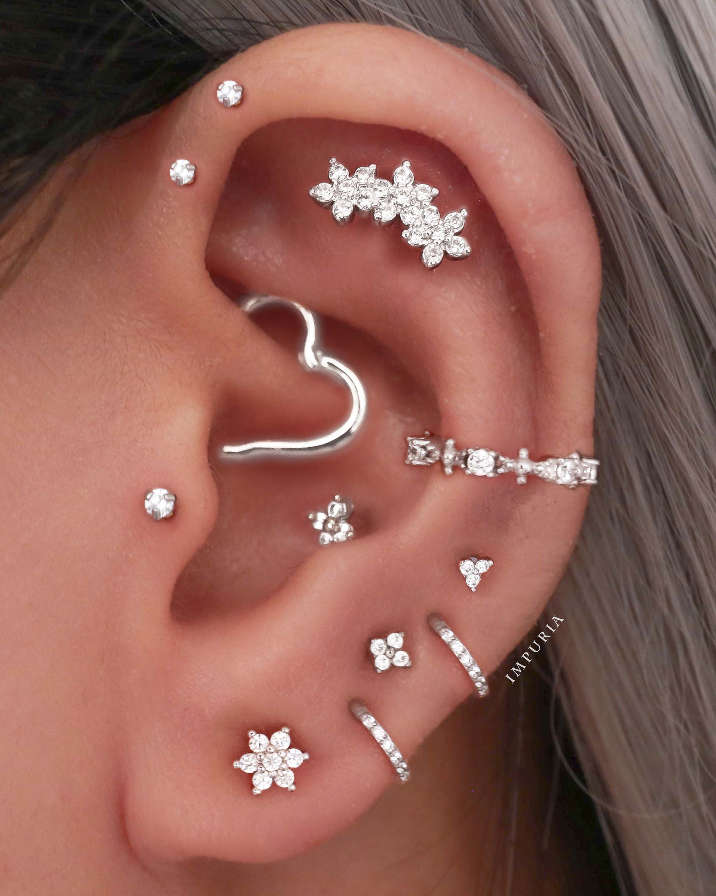Unique Ear Curation Crystal Pave Hoop Stacked Curated Ear Piercing Ear Curation Ideas for Women - Ideas para perforar las orejas de las mujeres - www.Impuria.com #earpiercings