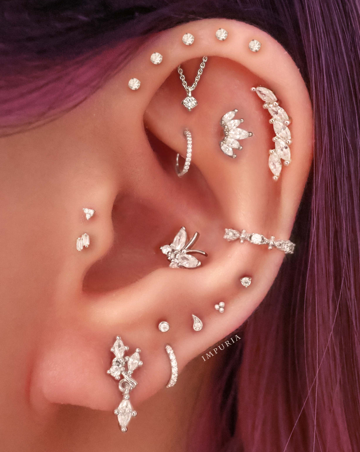Hidden Helix Cartilage Piercing Jewelry Earring Cute Ear Piercing Ideas for Women - Ideas para perforar las orejas de las mujeres - www.Impuria.com #earpiercings