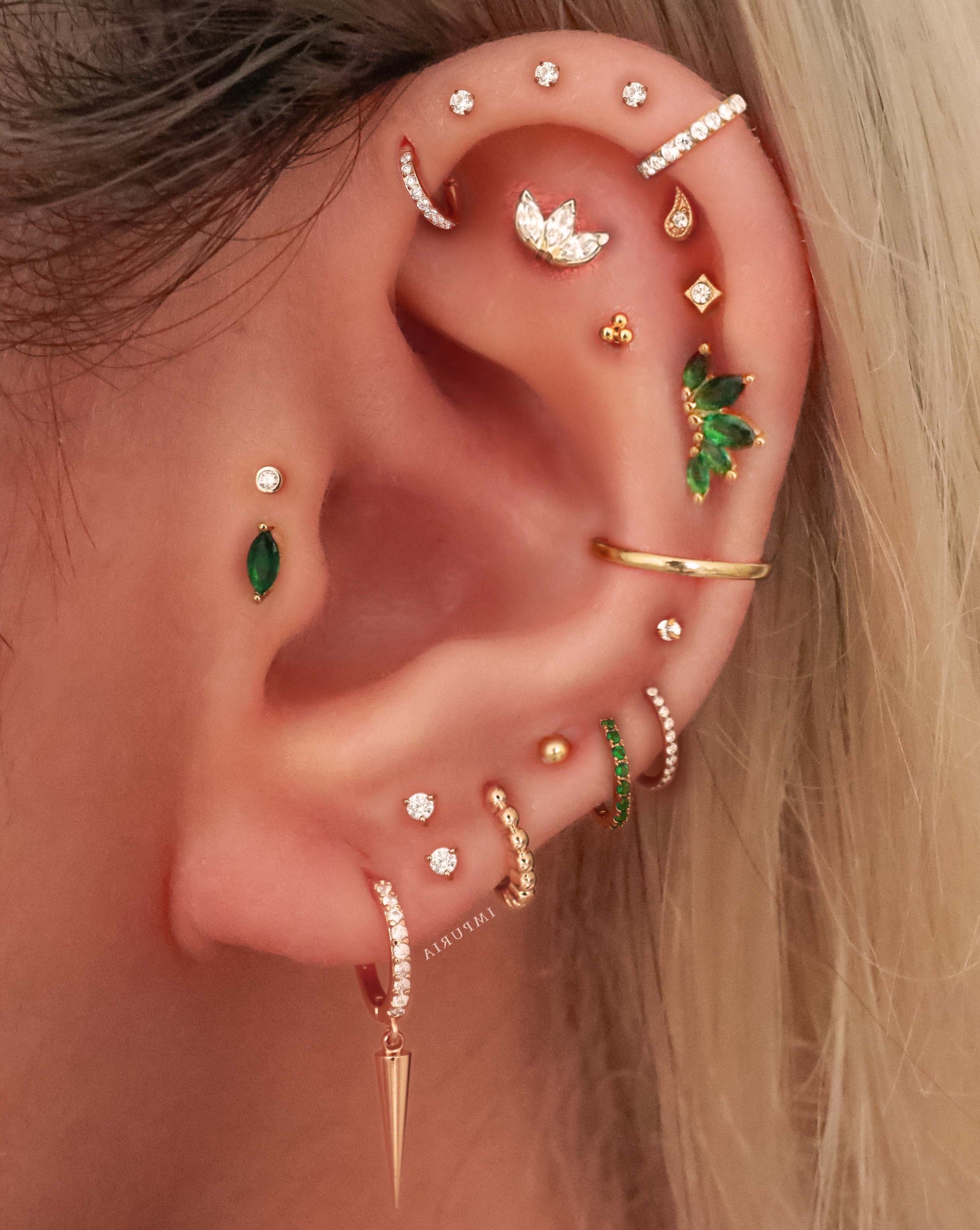 Helix Piercing Earring Studs Pretty Multiple Ear Piercing Ideas for Women - Ideas para perforar las orejas de las mujeres - www.Impuria.com #earpiercings