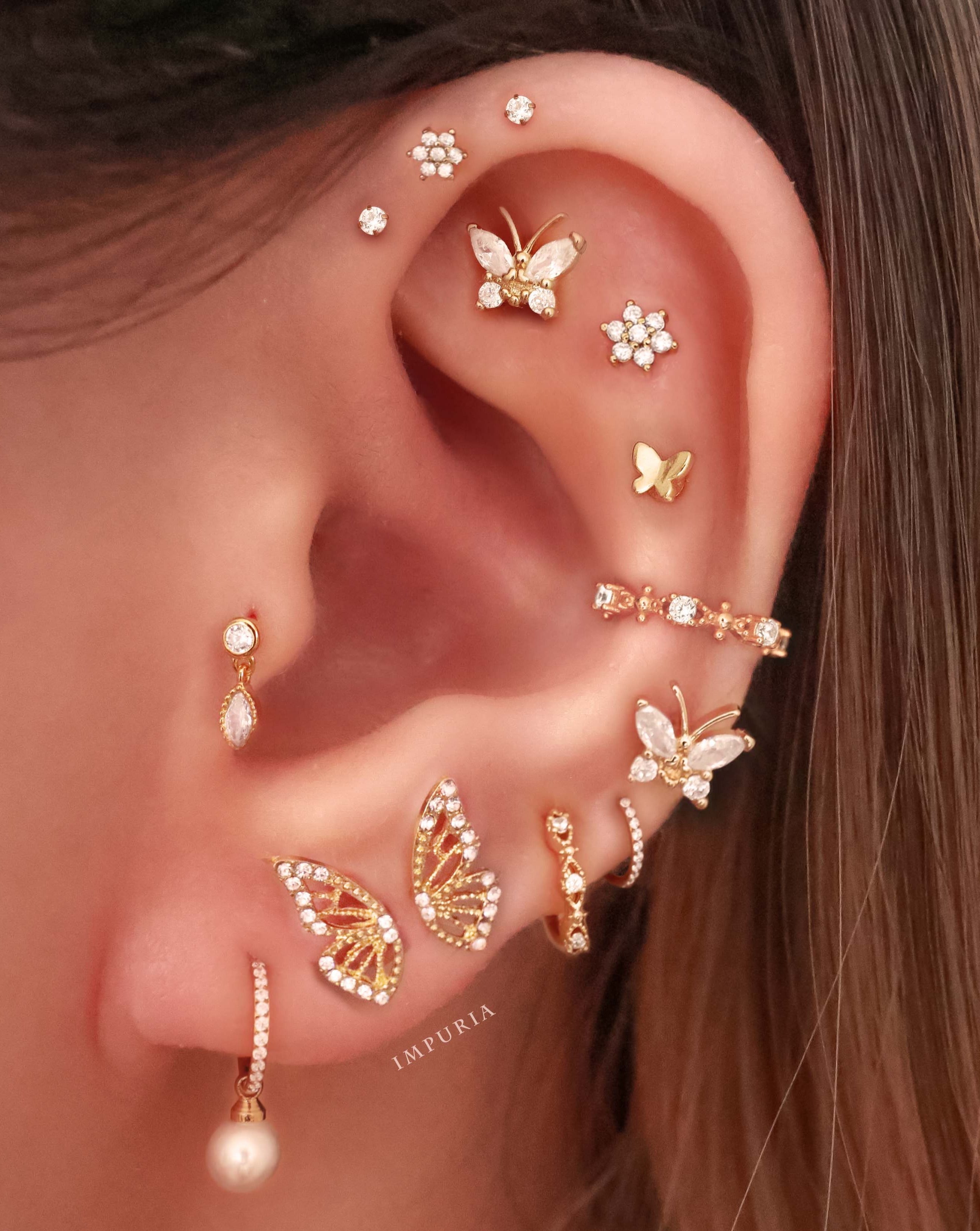 Aesthetic Multiple Ear Piercing Ideas - Gold Milgrain Crystal Cartilage Helix Tragus Conch Stud Earring - Ideas para perforar la oreja - www.Impuria.com #earpiercings