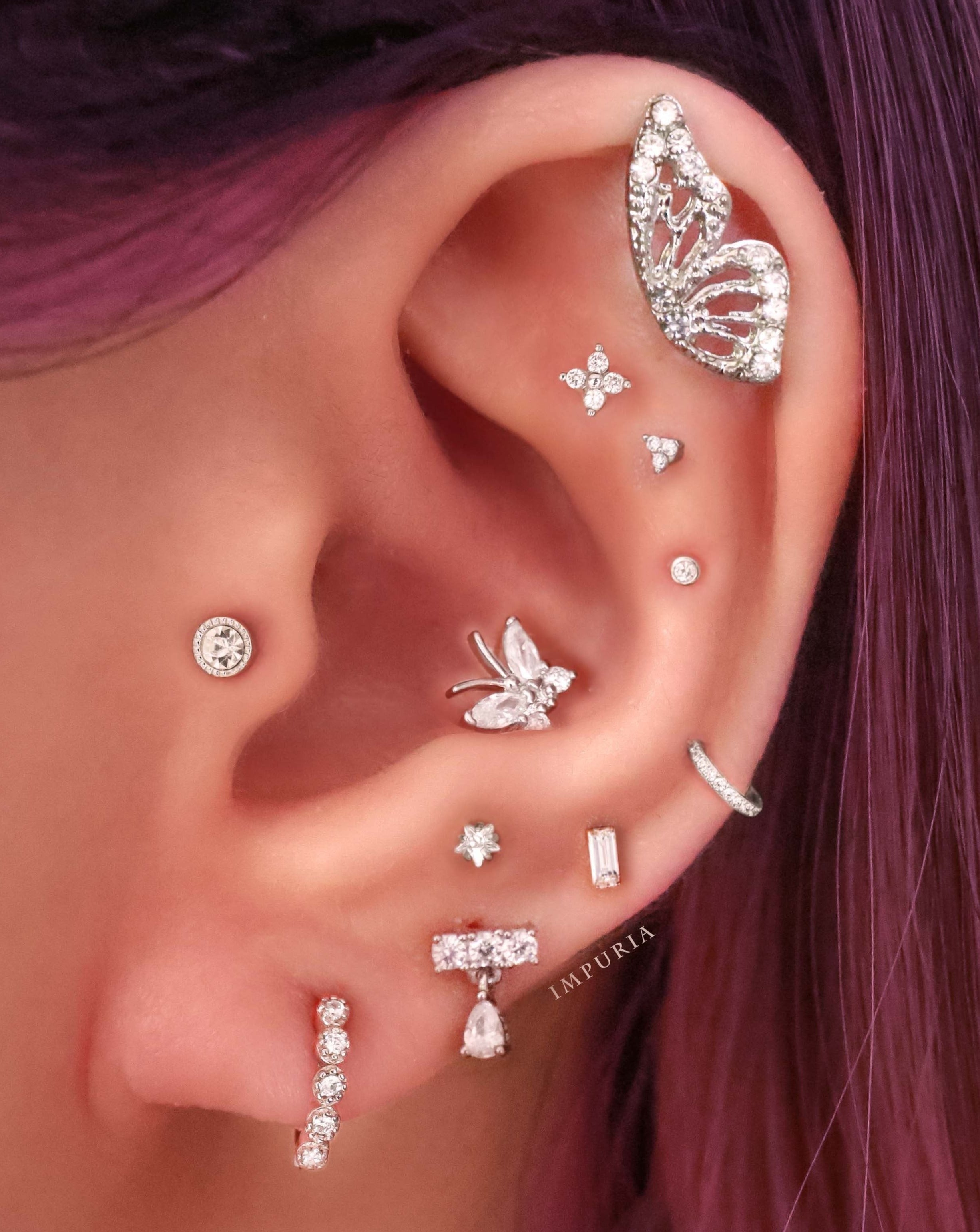 Simple Silver Butterfly Ear Piercing Ideas - Ideas para perforar las orejas de las mujeres - www.Impuria.com #earpiercings