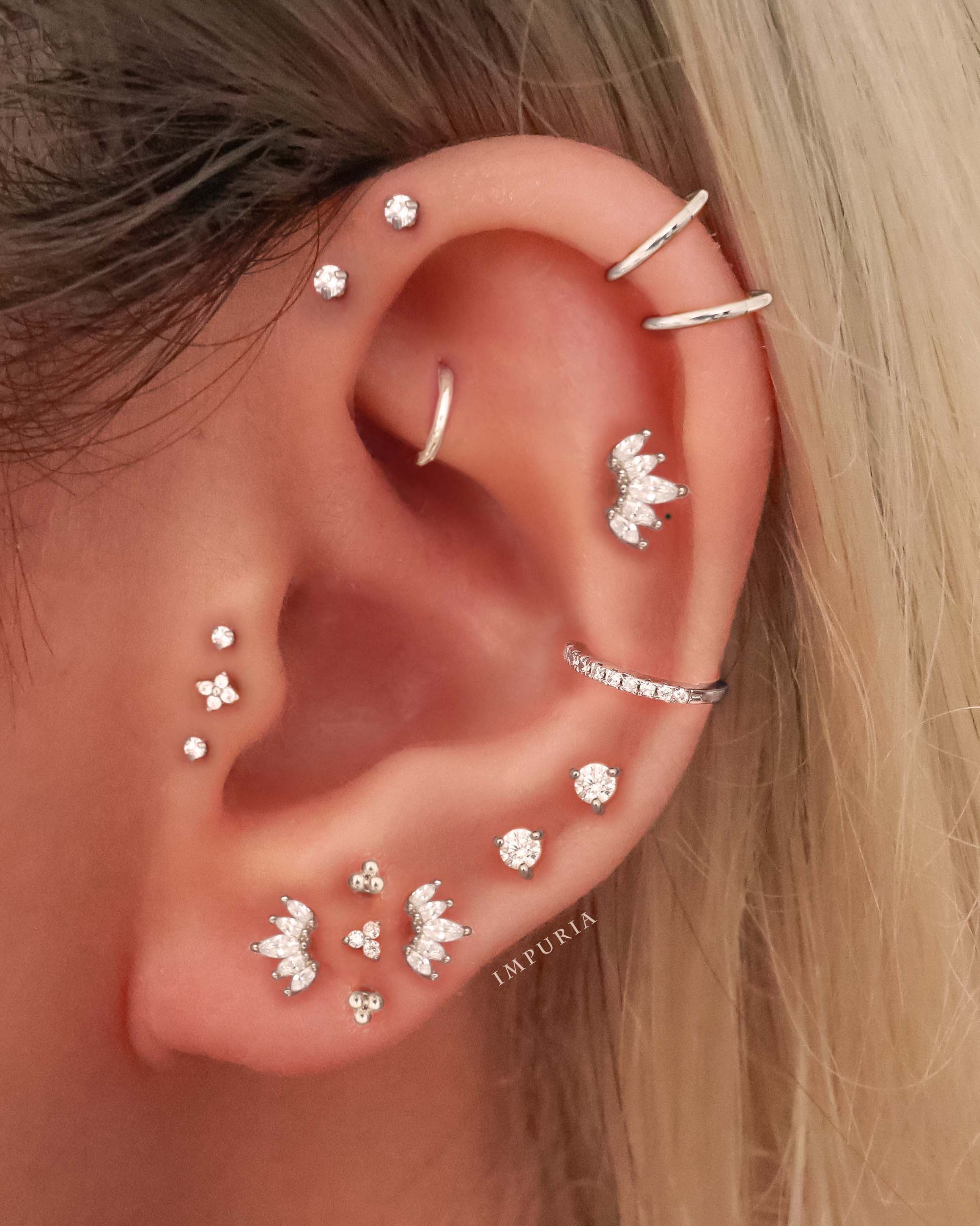 Unique Stacked Ear Lobe Ear Piercing Ideas for Women - Ideas para perforar la oreja - www.Impuria.com #earpiercings