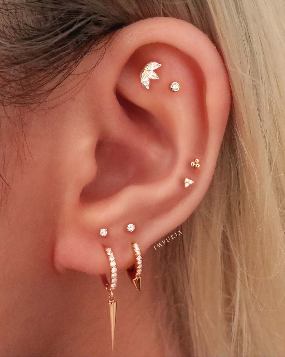 Simple Minimalist Ear Piercing Curation Ideas for Women - Ideas para perforar la oreja - www.Impuria.com