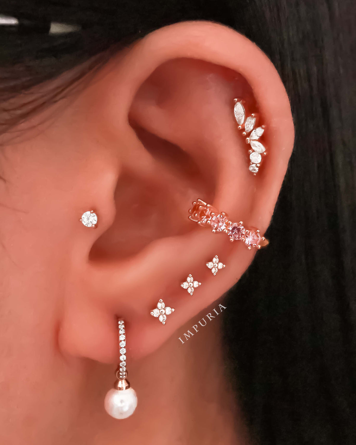Classy Ear Piercing Ideas for Women Pearl Crystal Pave Cartilage Helix Lobe Hoop Ring - Ideas elegantes para perforar la oreja- www.Impuria.com
