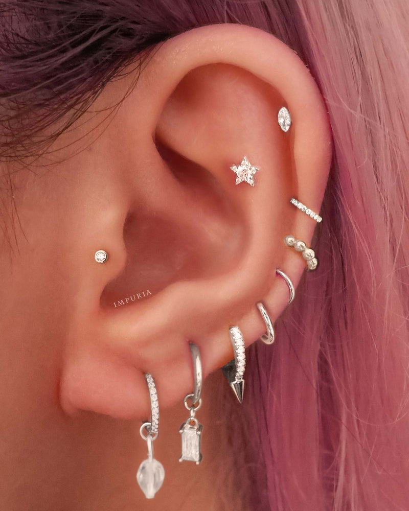 Aesthetic Silver Hoop Ear Piercing Ideas - Crystal Pave Cartilage Helix Tragus Conch Lobe - ideias de piercing na orelha - www.Impuria.com