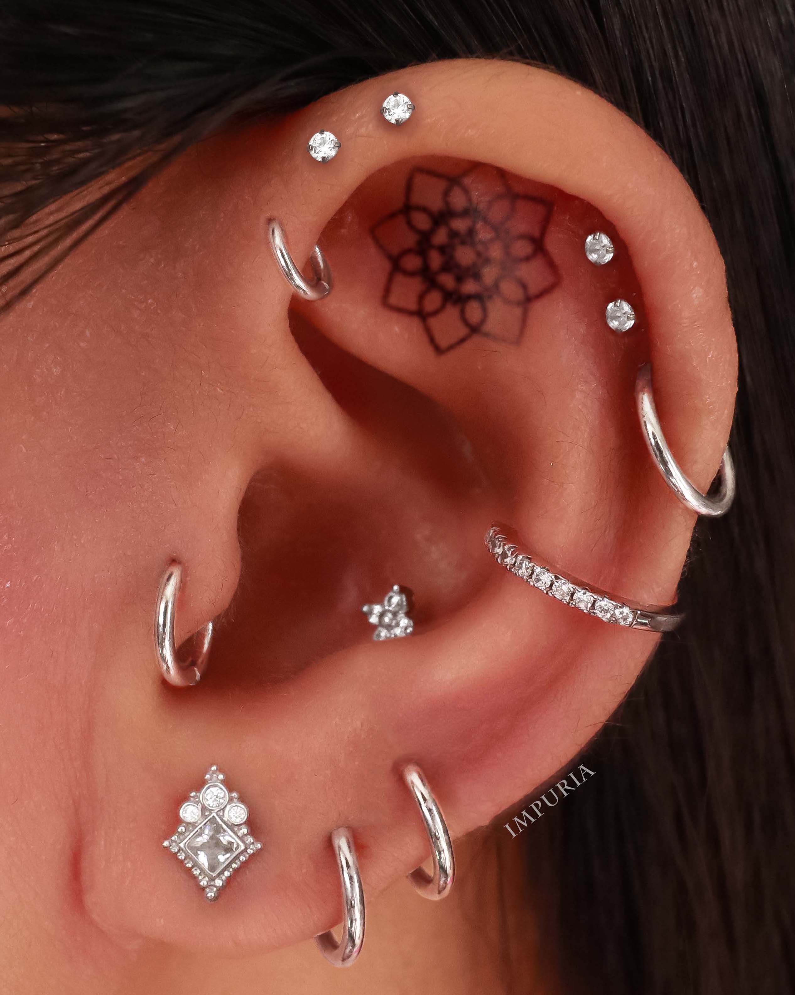 Double Helix Multiple Ear Piercing Ideas for Women Cartilage Earrings - Ideas para perforar la oreja - www.Impuria.com #earpiercings