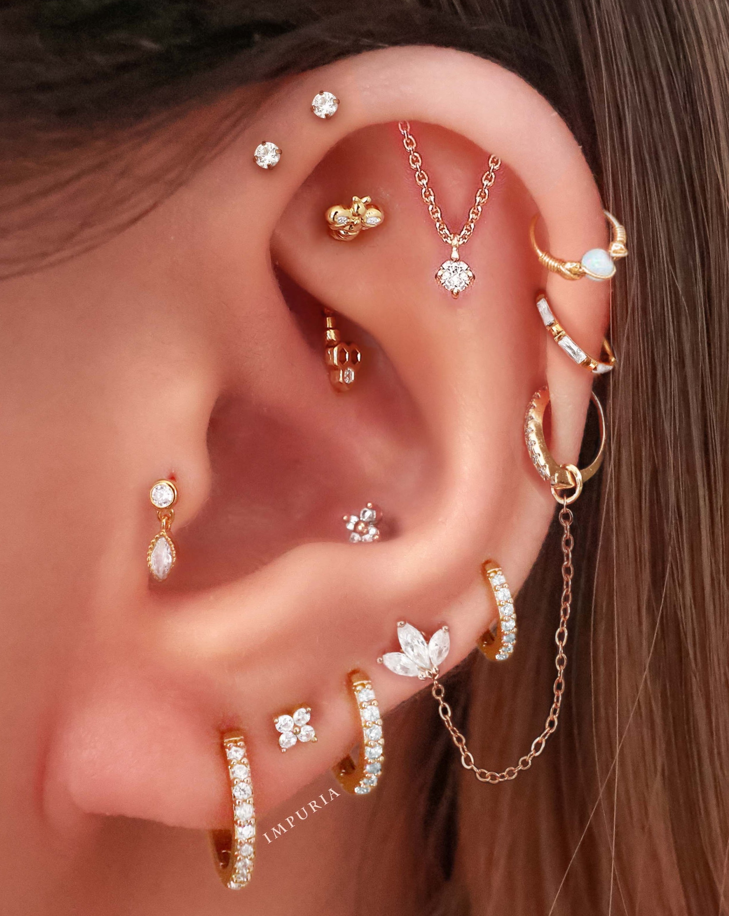 Cartilage Hoop Earring Cute Gold Ear Piercing Ideas for Women - Ideas para perforar la oreja - www.Impuria.com #earpiercings 