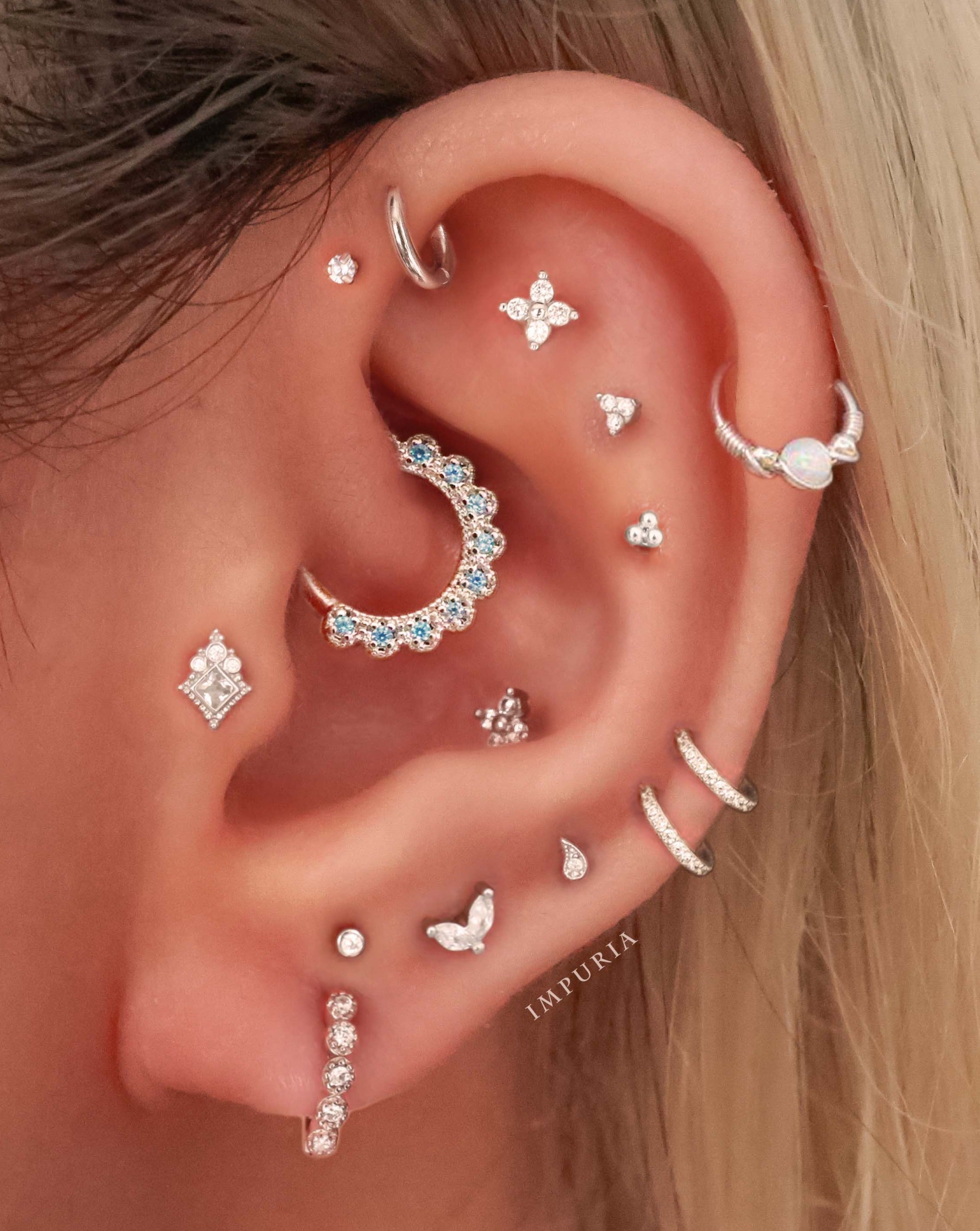 Pretty Silver Ear Piercing Ideas for Women - Ideas para perforar la oreja - www.Impuria.com #earpiercings