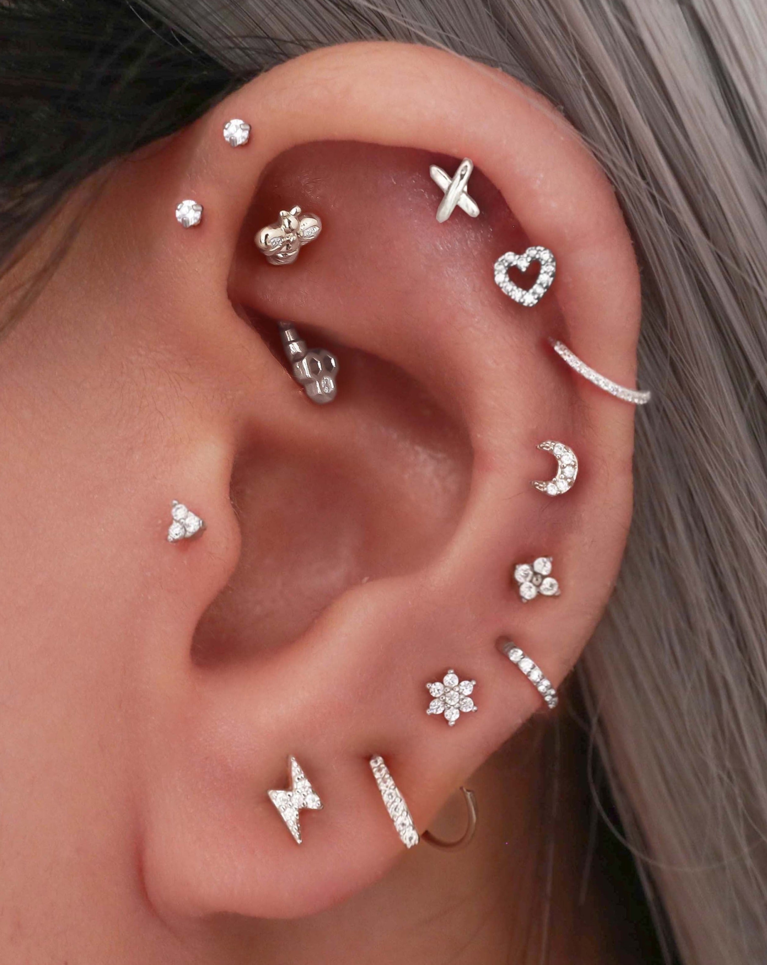 All the way around cartilage helix earring studs - Ideas para perforar las orejas de las mujeres - www.Impuria.com #earpiercings 
