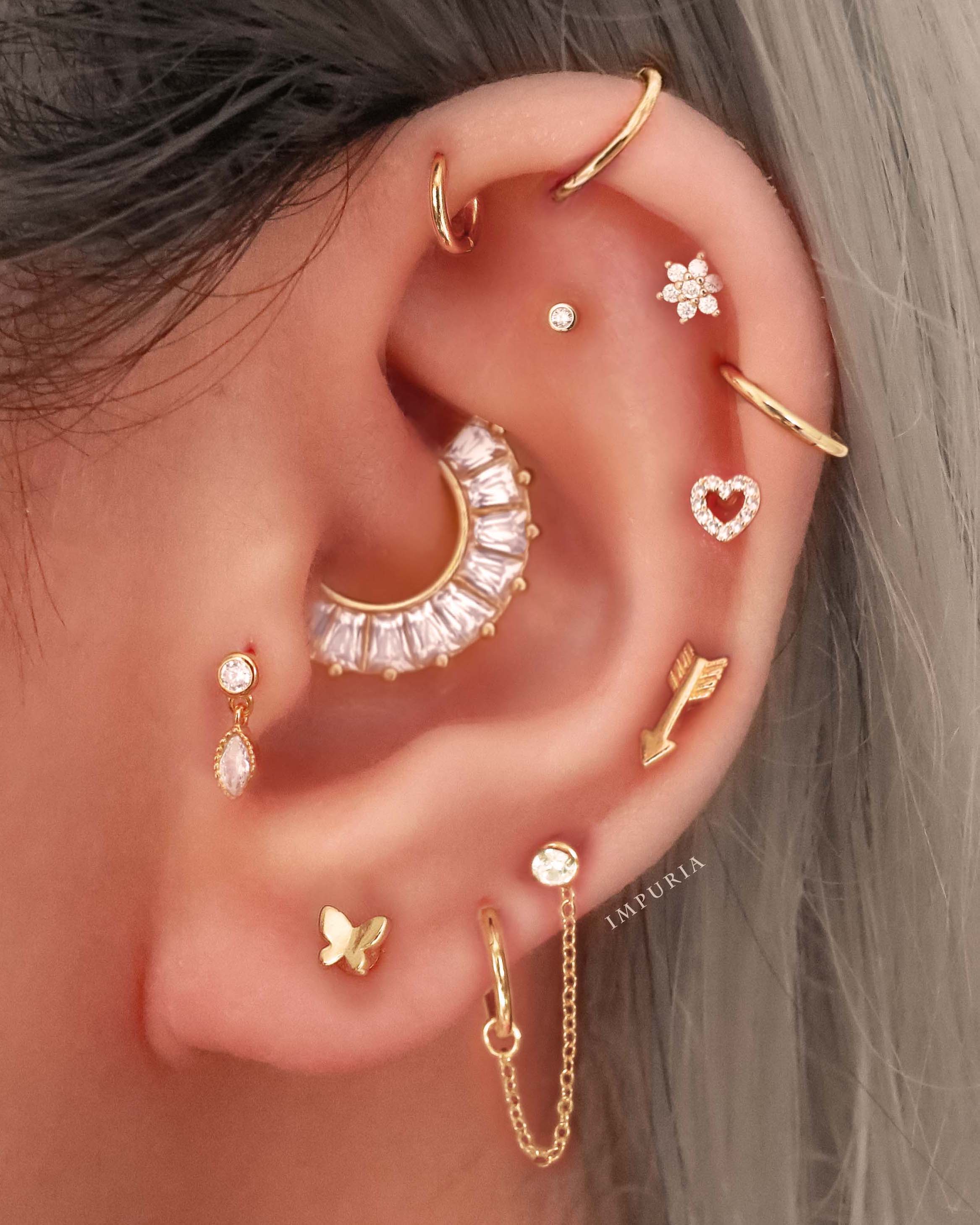 Aesthetic Multiple Ear Piercing Ideas - Gold Milgrain Crystal Cartilage Helix Tragus Conch Stud Earring - Ideas para perforar la oreja - www.Impuria.com #earpiercings