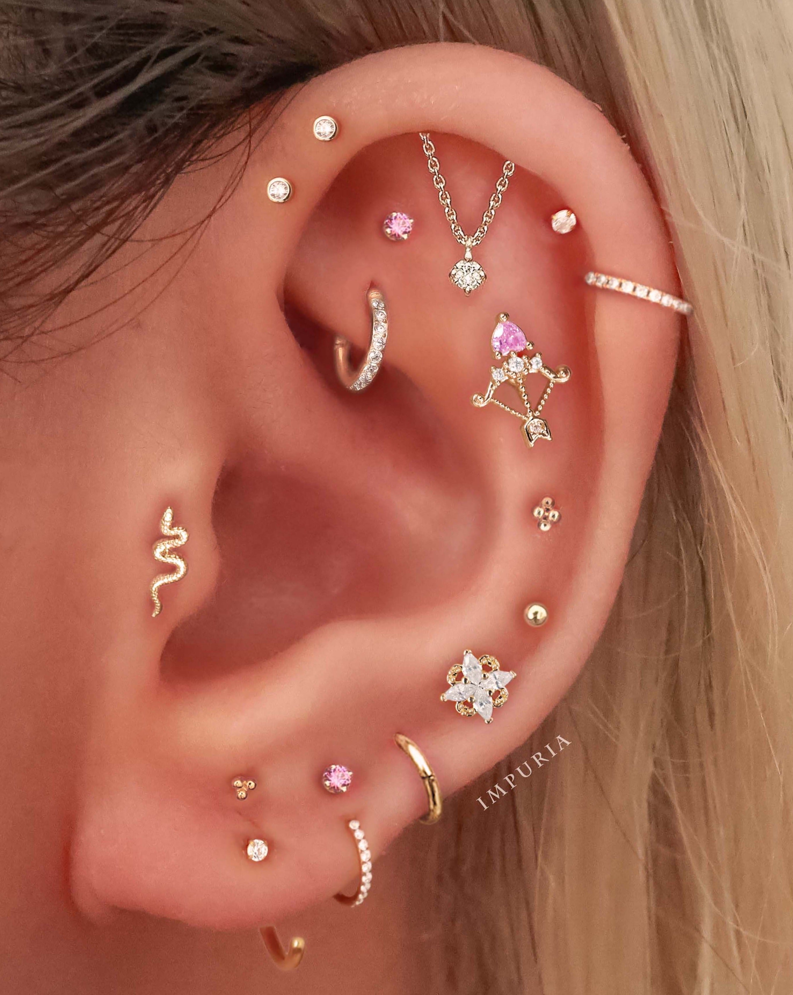 Pretty Gold Cartilage Earrings Multiple Ear Piercing Ideas for Women - www.Impuria.com #earpiercings 